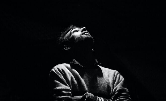 मुख़ालिफ़त के अँधेरे से